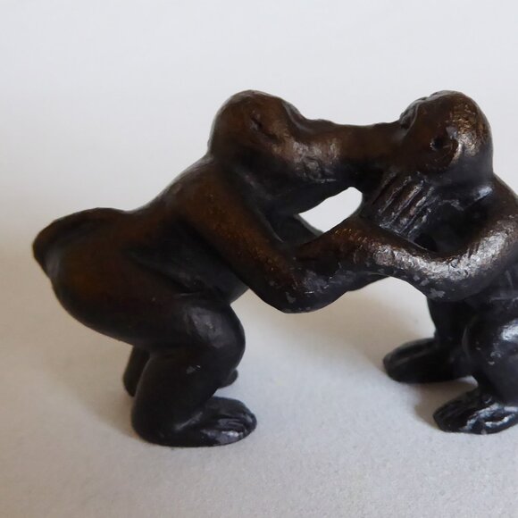 VINTAGE JAPAN JAPANESE CAST IRON KISSING APES MONKEY MONKEYS FIGURE (NEW) - Picture 2 of 9